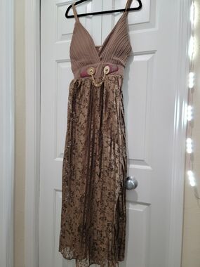 Sleeveless V-Neck Taupe Lace Maxi Dress with Chain Accent